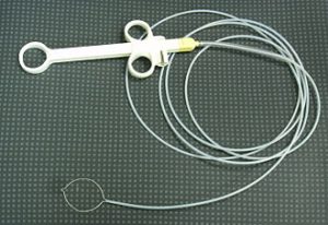 ポリープ切除で用いるスネアの実物。どのような器具で安全に切除するのかを具体化し、治療に対する不安の軽減と理解促進に役立ちます。