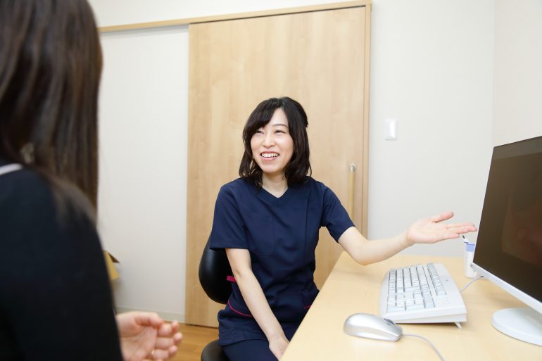 女性医師による内視鏡検査の様子